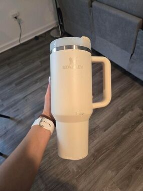 USED - Stanley 40oz Traveler